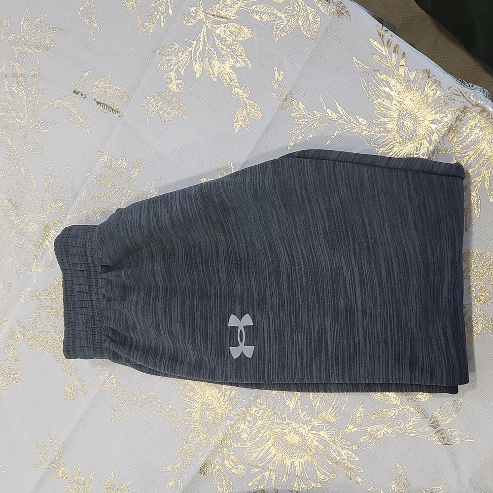 Boys size 6 under Armour sweatpants black